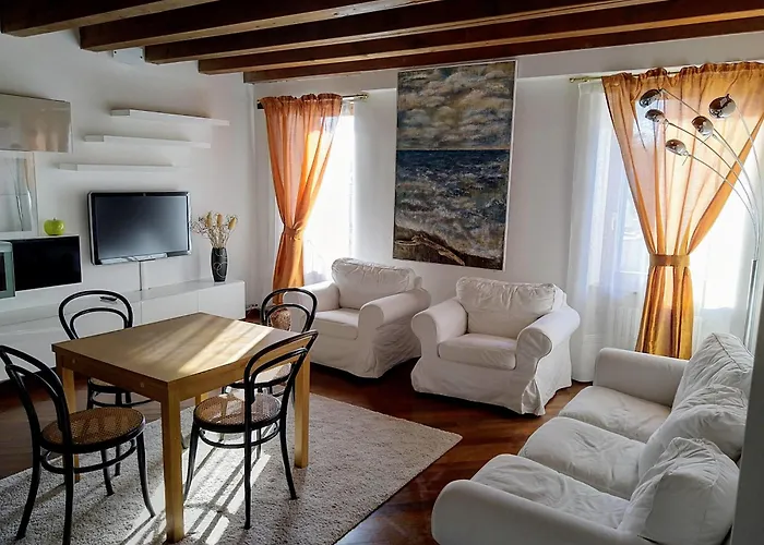 Apartman Across The River And Into The Trees *