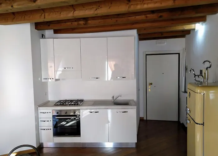 아파트 Across The River And Into The Trees