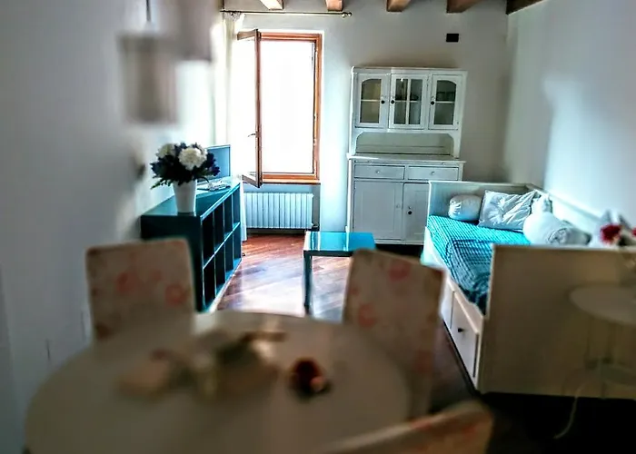 아파트 Across The River And Into The Trees *